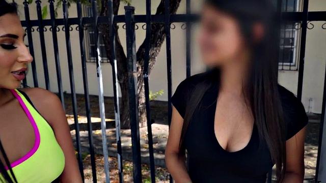 латинки снимают девушек на улице и устраивают лесбийские разборки в джинсах