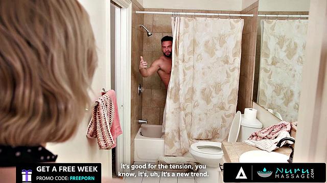 Ellie Nova натирает парня маслом, а потом и трахает на коврике. Когда думал, что массаж закончится тихо - а вот и нет.