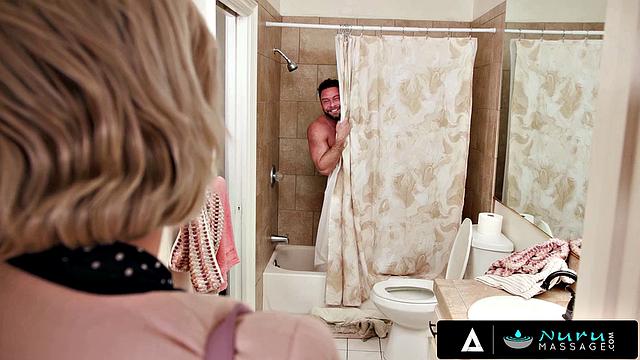 Ellie Nova натирает парня маслом, а потом и трахает на коврике. Когда думал, что массаж закончится тихо - а вот и нет.