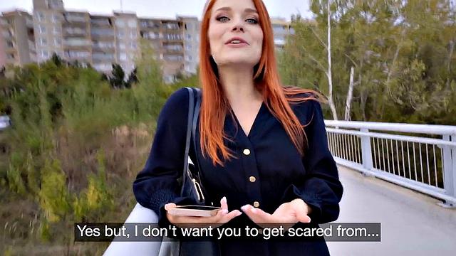 рыжая шлюшка заводит незнакомца грязными разговорами и хочет его член