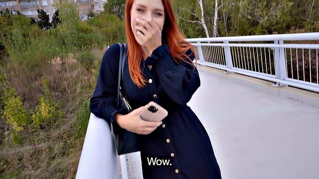 рыжая шлюшка заводит незнакомца грязными разговорами и хочет его член