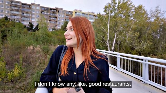 рыжая шлюшка заводит незнакомца грязными разговорами и хочет его член