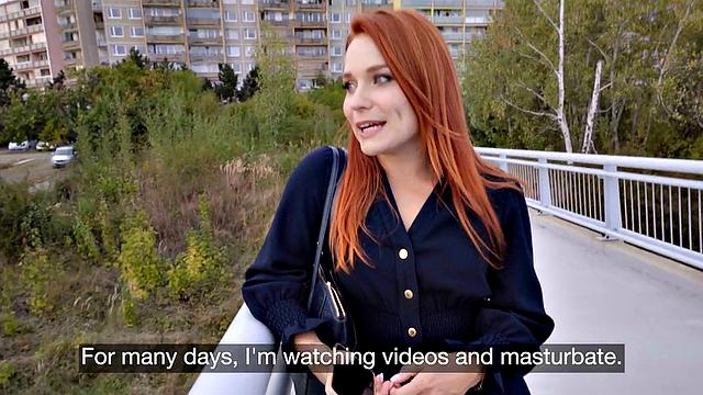 рыжая шлюшка заводит незнакомца грязными разговорами и хочет его член