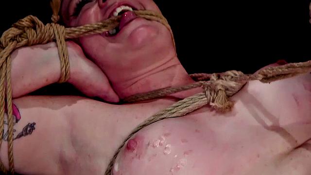 Пышные рыжие шлюхи на публике: связывание, воск и жесткий групповой анал