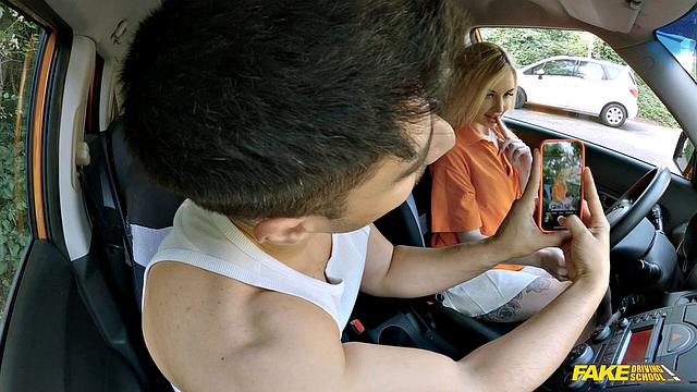 Блондинка Baby Kxtten крутит промо и устраивает минет за рулём, а дальше - стоячий секс и мокрая развязка на лицо.