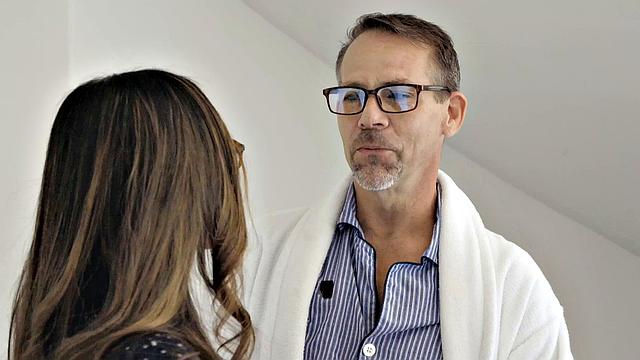 похотливый отчим-дед жарит аппетитную брюнетку в гостиной