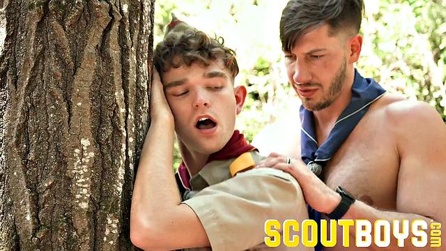 Мужики в форме рвут одежду и жёстко долбятся на природе