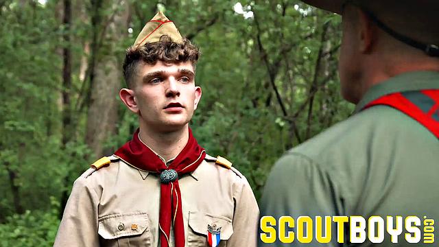 Мужики в форме рвут одежду и жёстко долбятся на природе