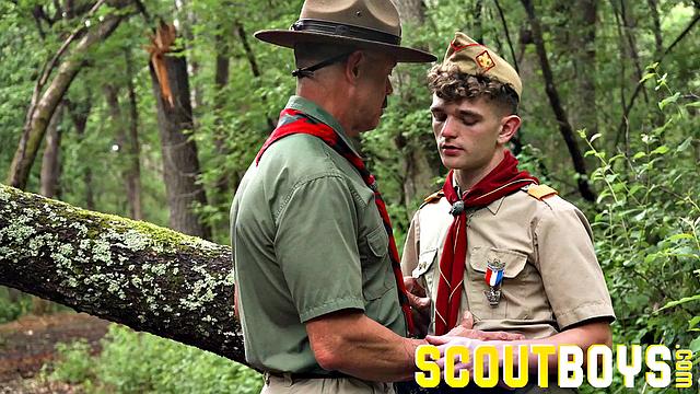 Мужики в форме рвут одежду и жёстко долбятся на природе