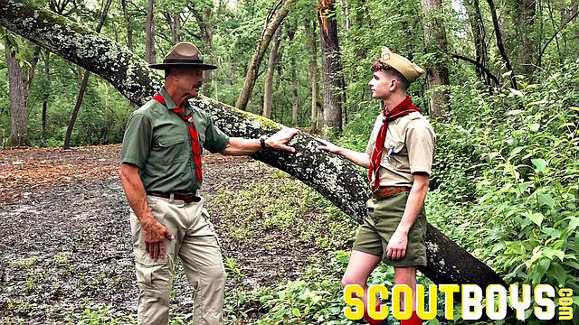 Мужики в форме рвут одежду и жёстко долбятся на природе