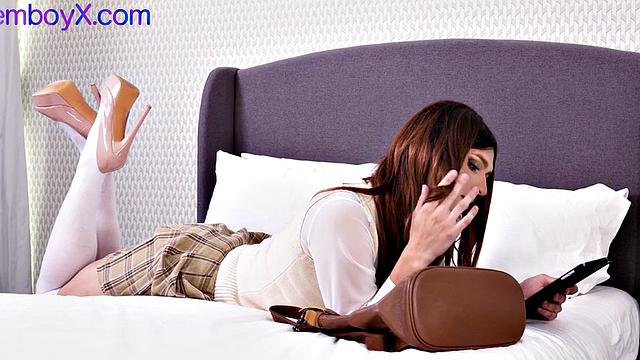 Glamorous feminine trap analized 