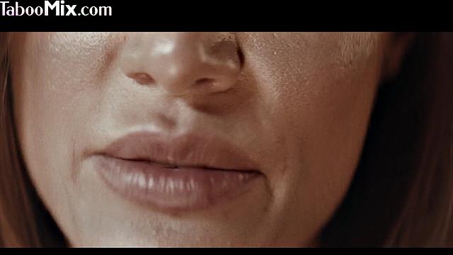 Две зрелые лесбиянки трутся письками друг о друга на кровати.