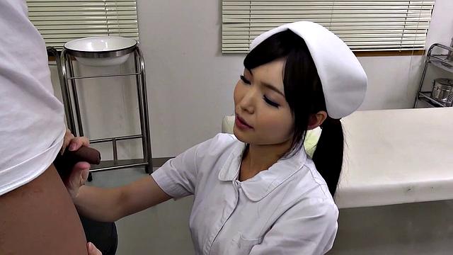 медсестра Шино Аой сосет и получает кремпай в волосатую киску