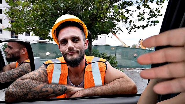 Смотри, как натурал жестко трахает тугую жопу без резинки