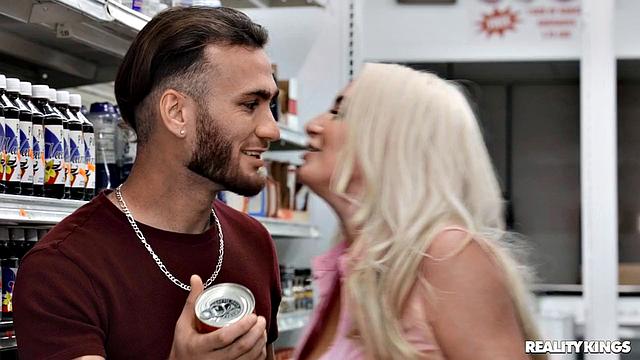 Блондинка Kate Dee трахается с работниками супермаркета прямо в магазине, сквиртит на пол и ловит сперму на рот.