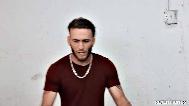 Блондинка Kate Dee трахается с работниками супермаркета прямо в магазине, сквиртит на пол и ловит сперму на рот.