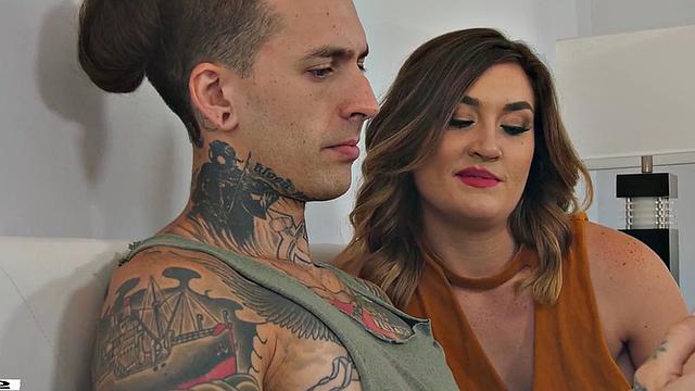 Bisexual dudes fuck slutty bae in pussy in threesome