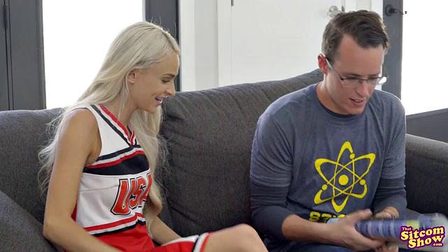 Пенни ловит мощный фэйшл, пока Шелдон не может отвести взгляд