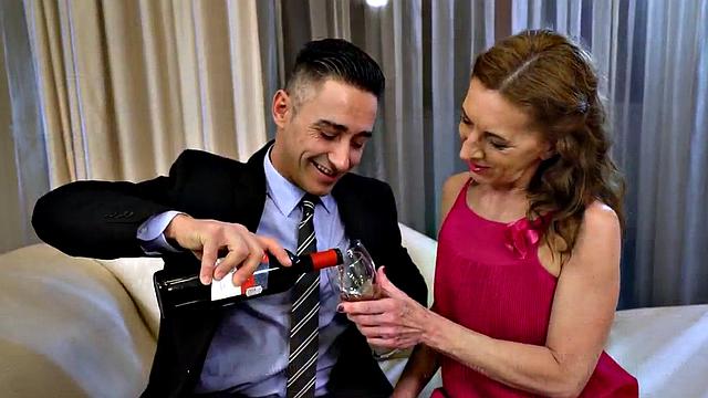 сосед трахает и лижет зрелую с маленькой грудью