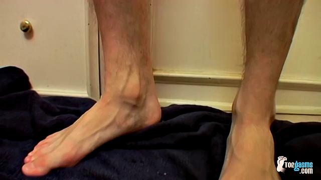 Straight Guy Foot Fun In the Bathroom - Blinx