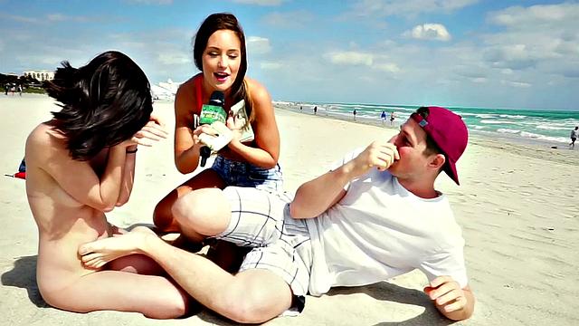 блондинка с пирсингом в киске трахается с двумя за деньги