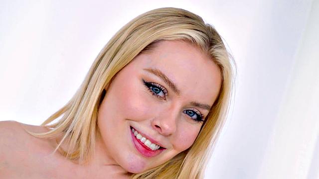 Big booty babe deepthroats after teasing