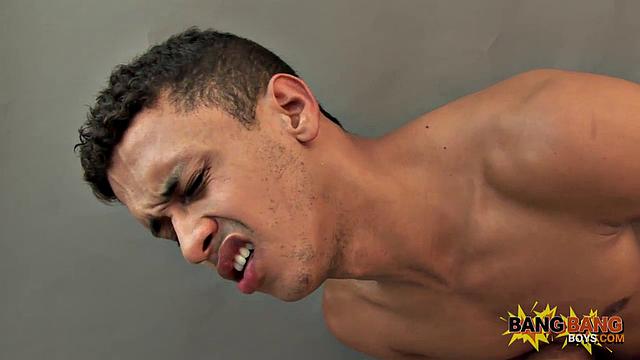 смотри, как самуэл берет в рот у ренато и получает анальный лизинг