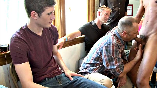 накачанный стриптизёр сосёт член на вечеринке для парней