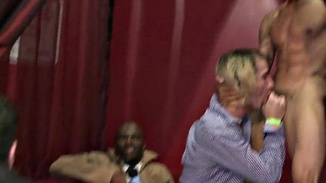 геи-любители сосут члены на стриптиз-вечеринке