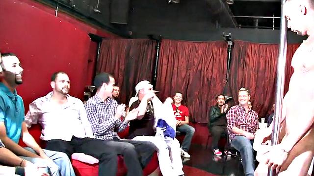 геи-любители сосут члены на стриптиз-вечеринке