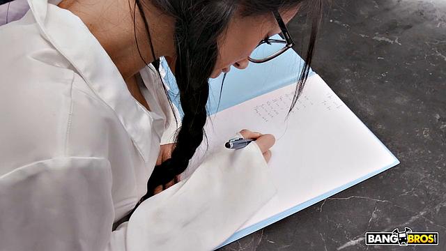 умная брюнетка решила сдать экзамен через горло