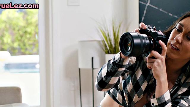 Lesbo pussy fingered after photoshoot