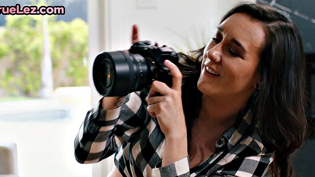 Lesbo pussy fingered after photoshoot