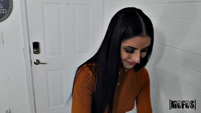 Скотт Нэйлс фоткает, как Кейтлин Кацарос ловит сперму на лицо и ржет над этим абсурдом!