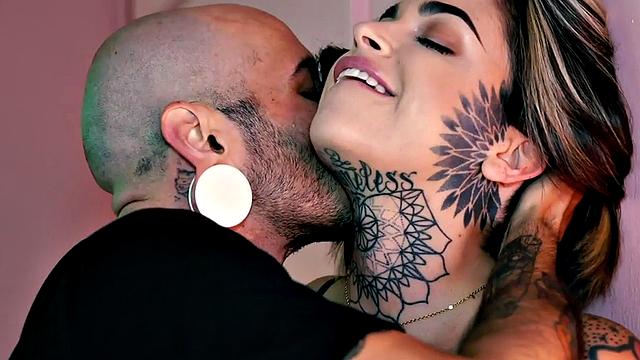 Amateur inked TS strapon fucks pussyeating babe