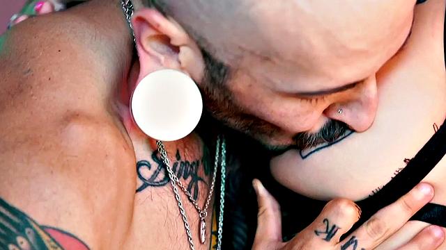 Amateur inked TS strapon fucks pussyeating babe