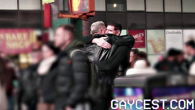 мускулистые парни связаны и срывают друг на друге