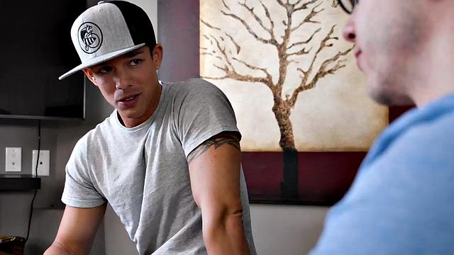 очкарик почувствовал силу дивана без резинки - только сперма и ирония