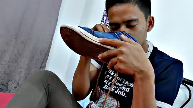 Gay Asian twink Marcon tries to not jerk off so much by listening to some tunes. But his obsession with male feet keeps him thinking about feet most of the time. Marcon gives in and starts feeling horny, needing to have a wank.