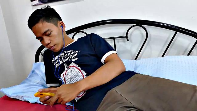 маркон решил сдержаться, но его фетиш на мужские ноги всё испортил