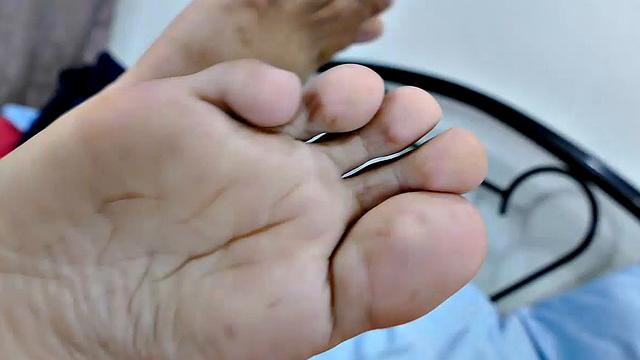 Gay Asian twink Marcon tries to not jerk off so much by listening to some tunes. But his obsession with male feet keeps him thinking about feet most of the time. Marcon gives in and starts feeling horny, needing to have a wank.