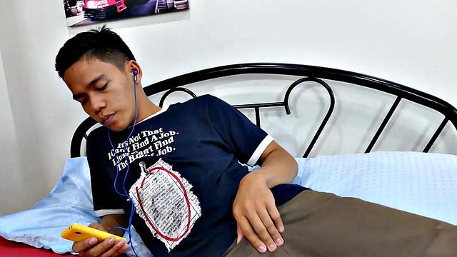 Gay Asian twink Marcon tries to not jerk off so much by listening to some tunes. But his obsession with male feet keeps him thinking about feet most of the time. Marcon gives in and starts feeling horny, needing to have a wank.