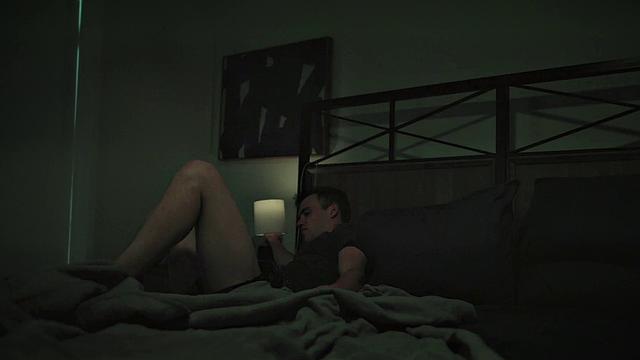 качок жестко трахается с твинком без гондона на хэллоуин