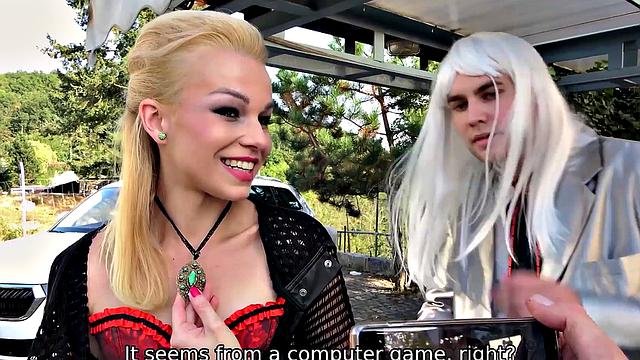 зрелая в чулках трахается на глазах у мужа-куколда, тот только мямлит