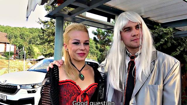 зрелая в чулках трахается на глазах у мужа-куколда, тот только мямлит