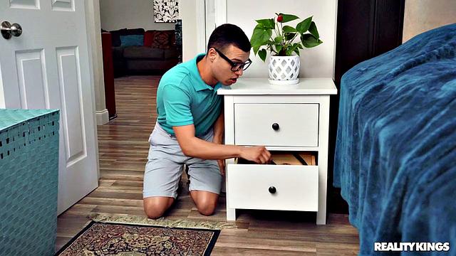 Каска Акашова подглядывает, как Джонни нюхает её трусы и дрочит в спальне.