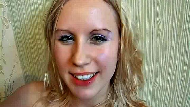 стройная блондинка раздевается и жарко трахается с фотографом