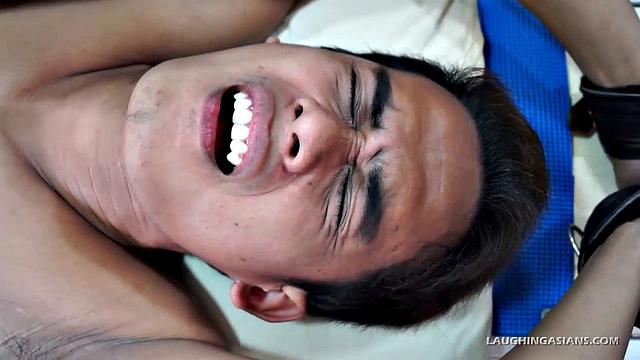 Гермис жестко связывает Уилли и заставляет работать ртом и языком