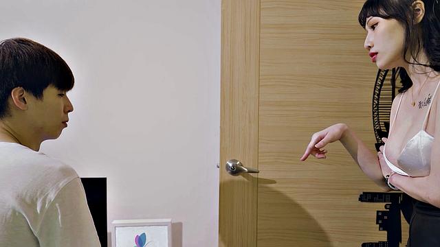 Тайваньская Xiao Ye разносит кровать с отчимом - и ржет как настоящая