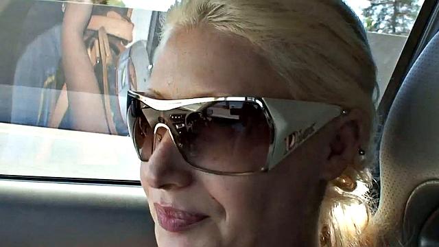 Кэнди Мэнсон в очках трясёт огромными сиськами у бассейна